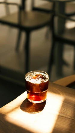Cascara jako studený ovocný nápoj v konvičce