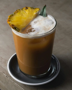 cold brew s ananasovou pěnou